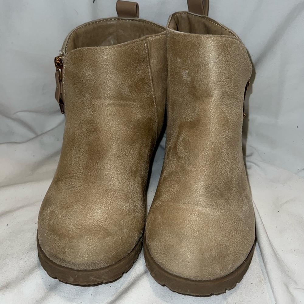 FabKids kids booties. Size 1